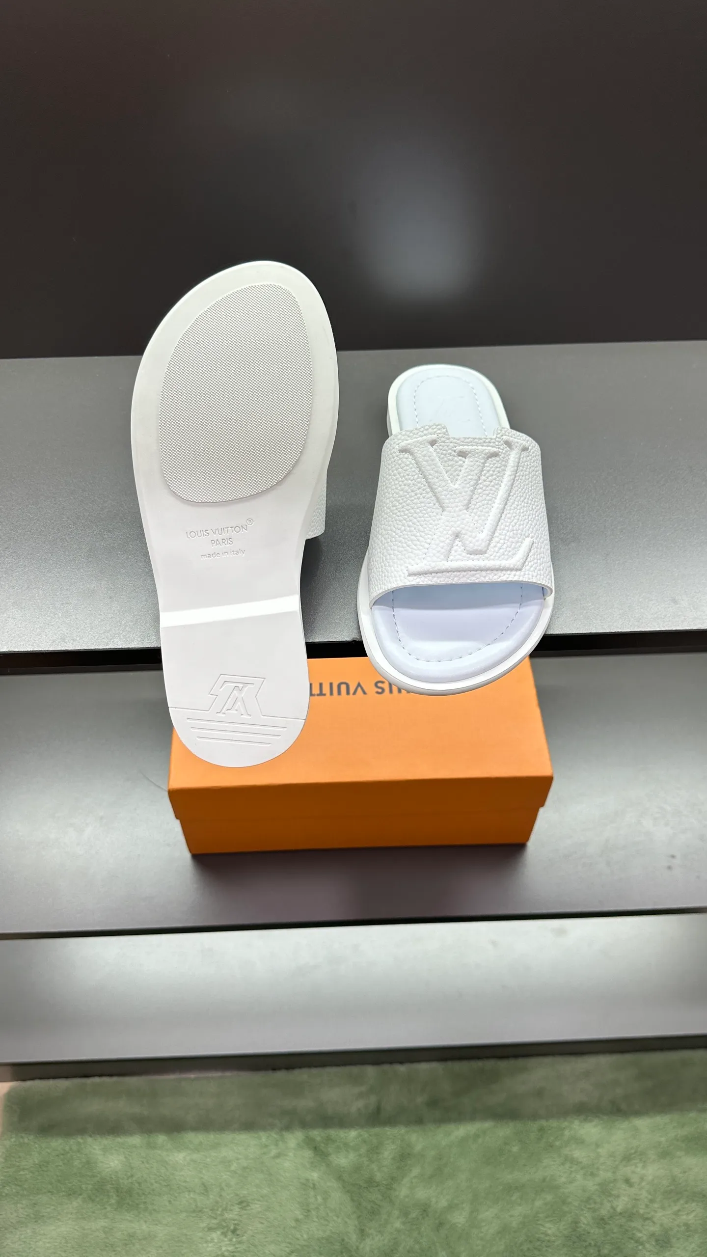P280 🔍Top purchasing agent LV men's spring and summer slippers counter synchronized. The uppers are made of cowhide fabric imported from Italy, with logo graphics and high-quality craftsmanship. The soles are: original soles specially provided by the original factory. Exclusive molded soles are super comfortable. Original factory follow-up orders. 🔍🔍High quality. You can enter and exit the counter at will. Welcome to compare. Size 38-45